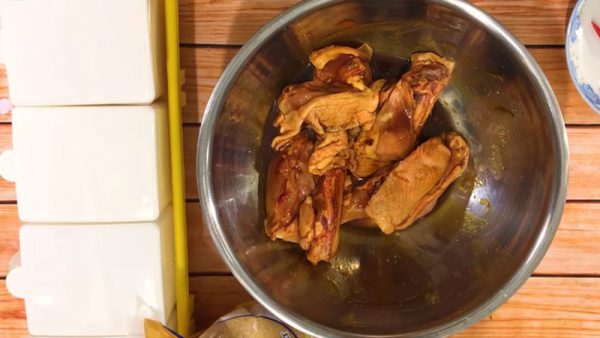 Ướp gà cùng gia vị
