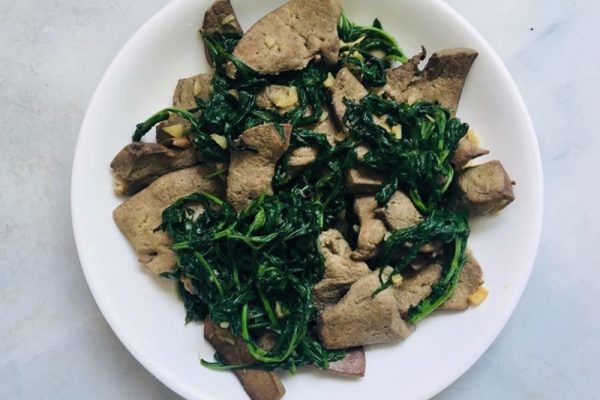 Món gan heo xào ngải cứu vừa lạ mà vừa ngon