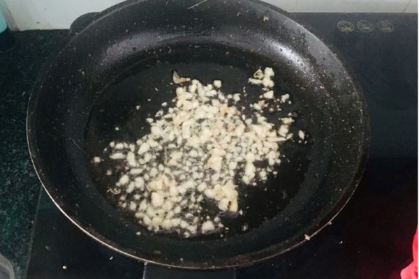 Xào gan heo với ngải cứu