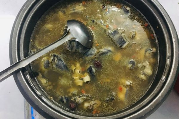 Món lẩu gà ác thuốc bắc bổ dưỡng cho cả nhà