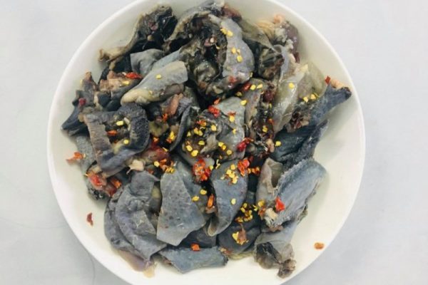 Gà ác rửa sạch chặt miếng vừa ăn