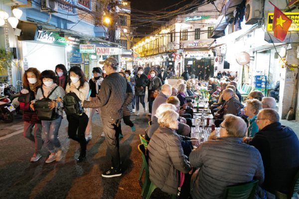 Không tụ tập ăn theo nhóm đông