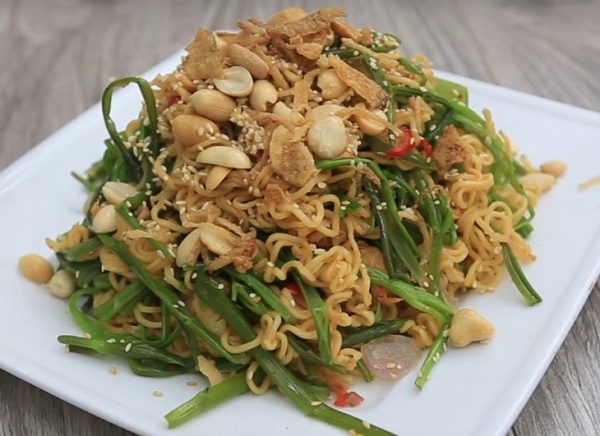 Món mì trộn rau muống tôm khô cực ngon
