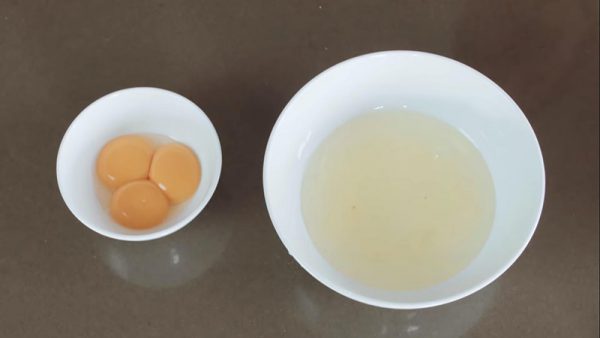 Tách riêng lòng trắng và lòng đỏ trứng