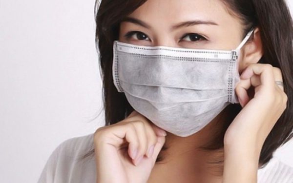 Đeo khẩu trang khi lấy đồ ăn