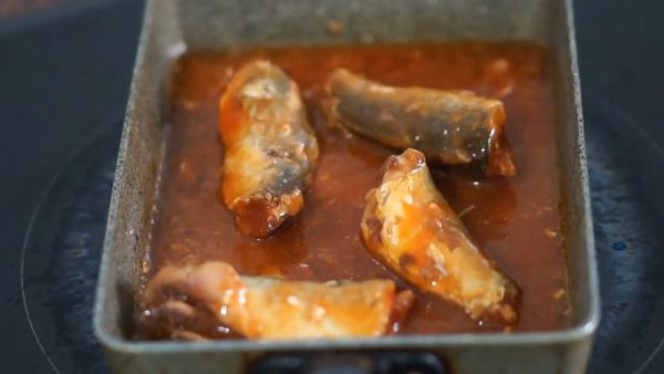 Làm sốt cá hộp