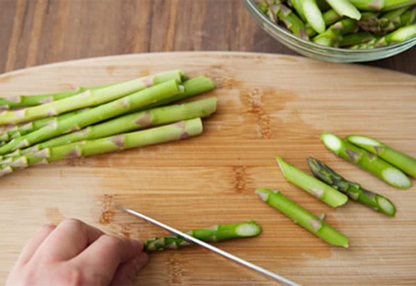 Măng tây rửa sạch thái chéo khúc vừa ăn