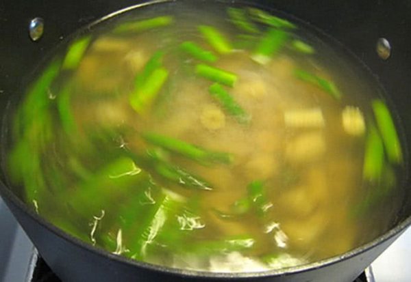 Đun sôi nước luộc cua cho các nguyên liệu vào nấu súp