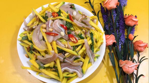 Món gỏi tai heo giòn ngon ai ăn cũng mê tít