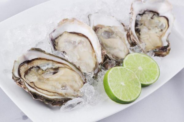 Không nên ăn gỏi cá, tôm, hàu sống, nem chua