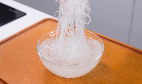 Miến ngâm nước cho mềm
