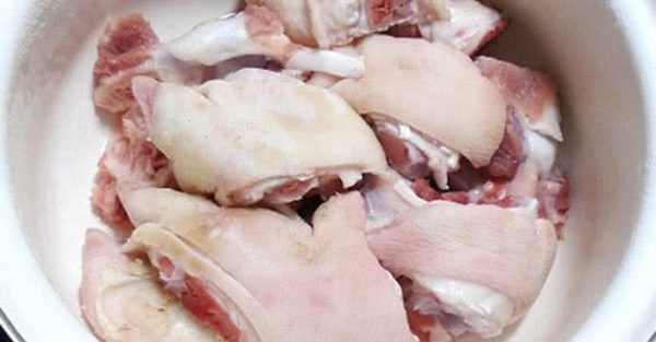 Giò heo rửa sạch chặt khúc vừa ăn