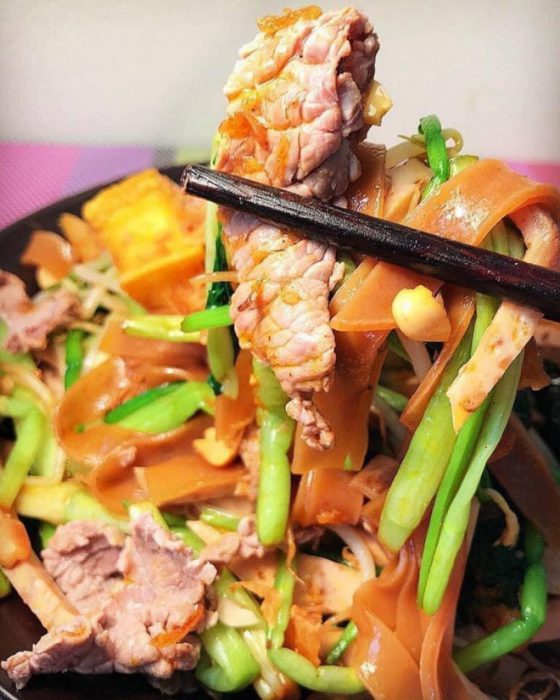 Cho các nguyên liệu vào tô và cùng thưởng thức