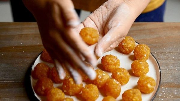 Vo dứa vừa sên thành các viên tròn nhỏ