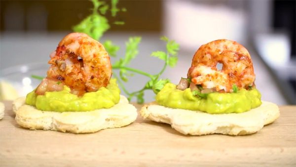 Món bánh mì nướng sốt bơ và tôm sa tế siêu ngon