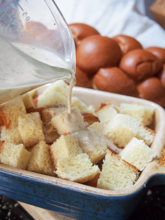 Cắt bánh mì thành từng khối nhỏ