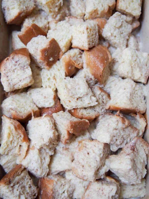 Đổ hỗn hợp trứng sữa vào khay bánh mì