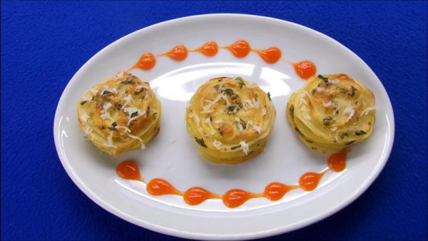 Món bánh khoai tây nướng phô mai nóng hổi giòn rụm
