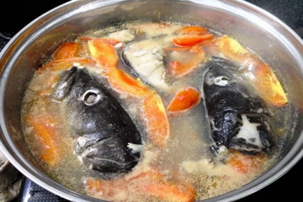 Nấu nước dùng cho bún chả cá