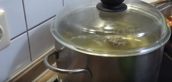 Nấu nước dùng bún gà 