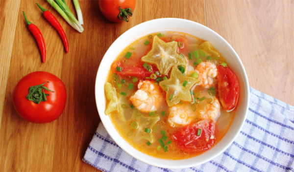 Món canh tôm nấu khế chua thanh mát