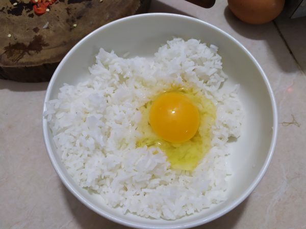 Cho trứng vào cơm trộn đều