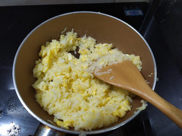 Trứng chín cho cơm cùng các gia vị vào chiên