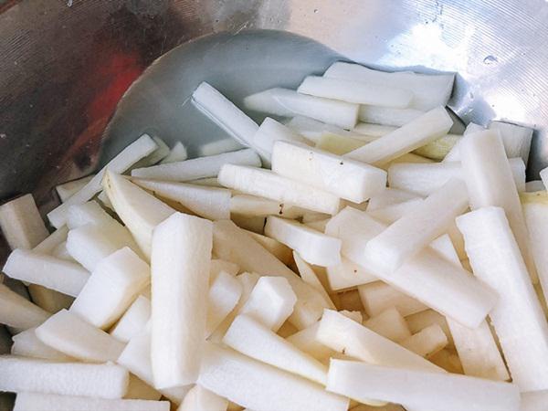 Cắt củ cải thành từng miếng dạng con chì