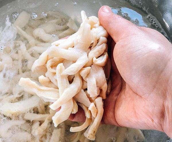 Vắt kiệt nước trong củ cải