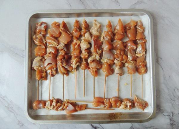 Xiên thịt gà đã ướp vào xiên tre