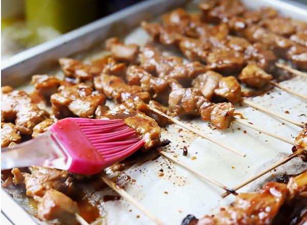 Quét sốt ướp lên trên xiên thịt gà rồi đem nướng chín