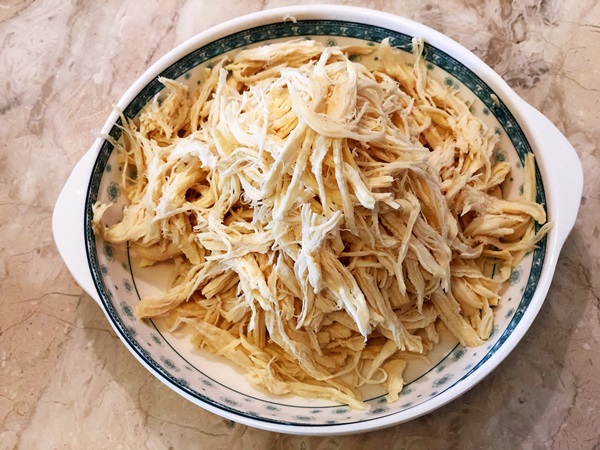 Gà chín vớt ra xé sợi