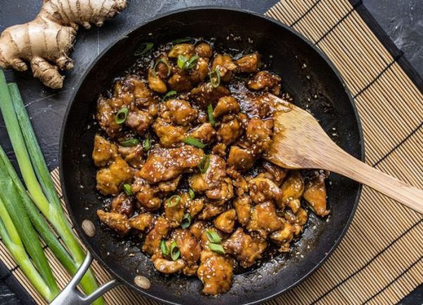 Thêm phần nước sốt vào chảo gà đảo đều