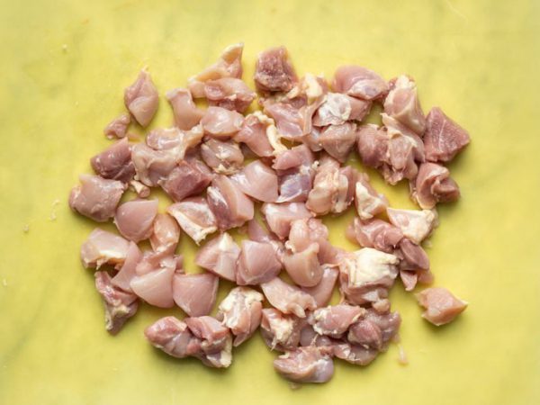 Thịt gà rửa sạch thái nhỏ