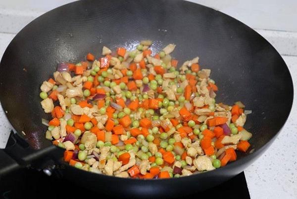 Cho đậu và cà rốt vào xào chung rồi nêm nếm lại cho vừa miệng ăn