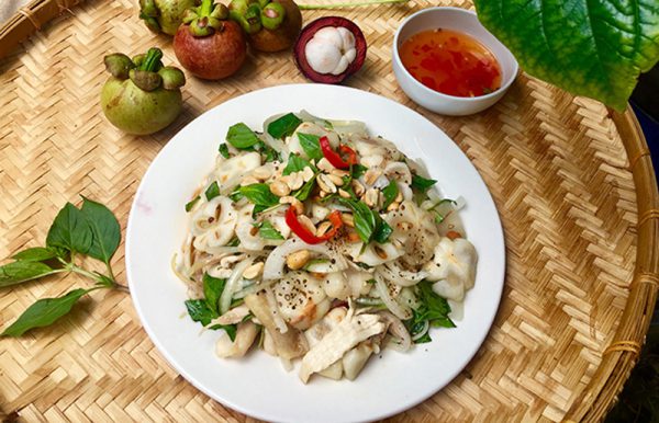 Món gỏi gà măng cụt thanh mát lạ miệng