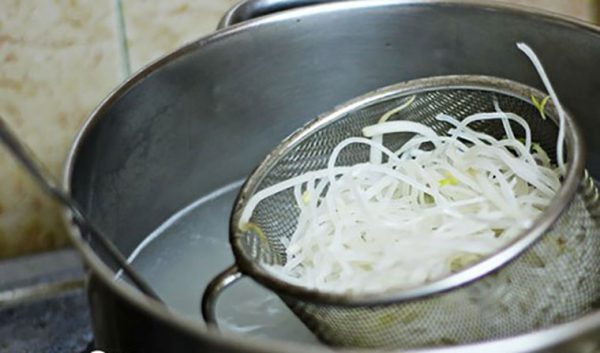 Trụng sơ hủ tiếu với giá rồi bỏ vào tô