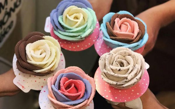 Món kem ốc quế hoa hồng cực đơn giản