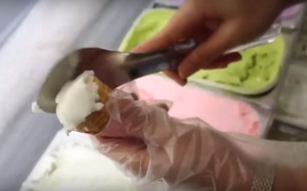 Cho phần kem trắng vào ngang miệng của vỏ kem ốc quế