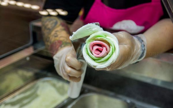 Múc phần kem có màu và miết kem dọc để tạo những cánh hoa trong cùng