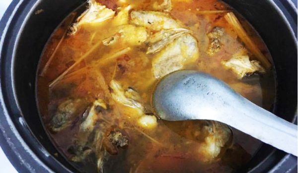 Món lẩu gà thái chua cay nóng hổi cho ngày mưa