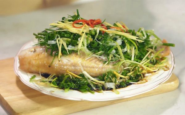 Món cá diêu hồng hấp nước tương ngon đúng điệu