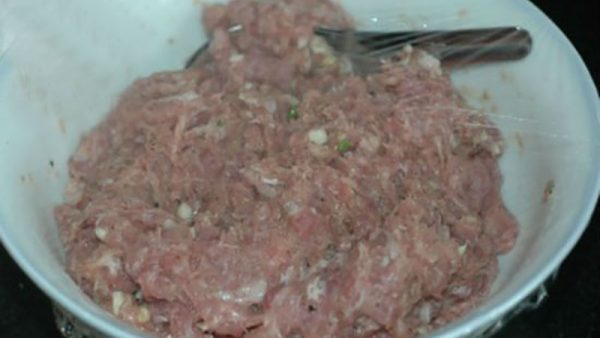 Dùng màng bọc thực phẩm bọc kín miệng tô