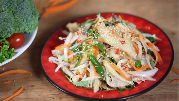 Món nộm chân gà rút xương giòn ngon sần sật