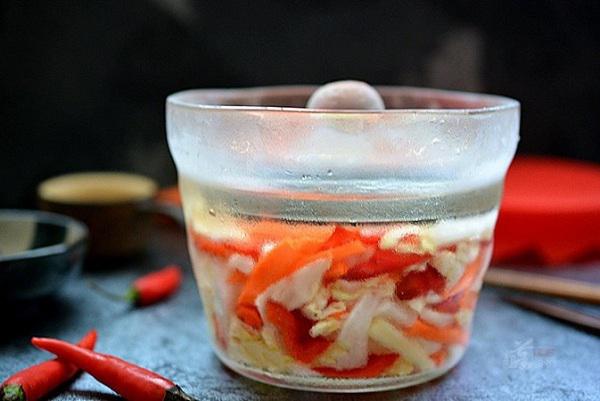 Đổ nước gia vị vào bát rau củ trộn đều