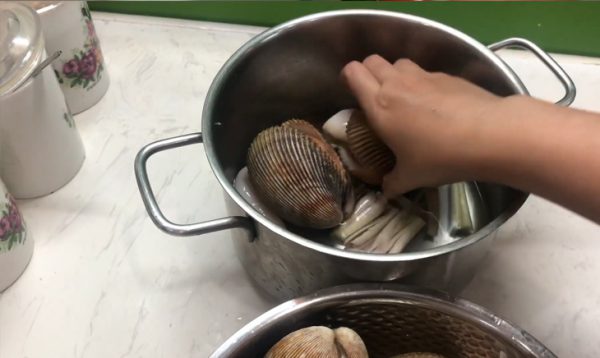 Sò dương làm sạch rồi cho vào luộc