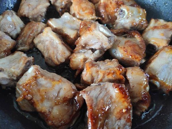 Cho sườn vào đảo đều