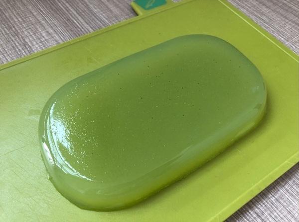 Đổ thạch ra khuôn để nguội cho tới khi đông lại