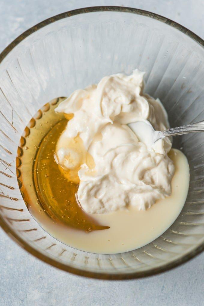 Khuấy đều mayonnaise, mật ong và sữa đặc