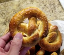 Món bánh xoắn Pretzel nóng hổi thơm ngon tại nhà